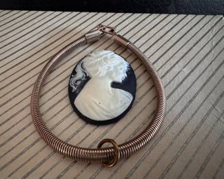 Vintage gold tone bracelet with little cameo