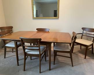 Mid Century Modern drop leaf table with 2 leaves and 6 chairs.