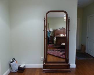 Free standing mirror