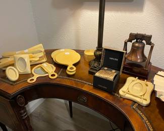 The second Demilune table with more of the celluloide collection