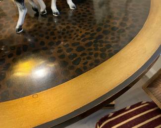The top details of the round lacquer table