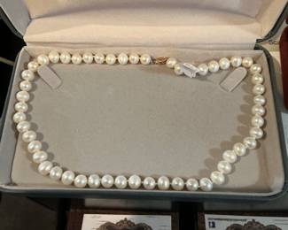 14kt clasp cultured Pearls