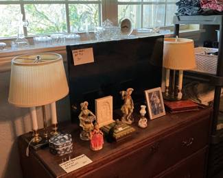 Looks like matching lamps, but they different.