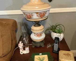 Only one Gone With the Wind lamp. Both top and bottom lights work