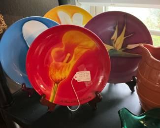 Set of 4 plates of various bulb flowers