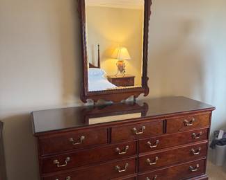 Thomasville Mahogany 10 Drawer Dresser with Detachable Mirror
