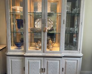 Henredon 8 Door China Cabinet (70"W x 85"H x 18"D)