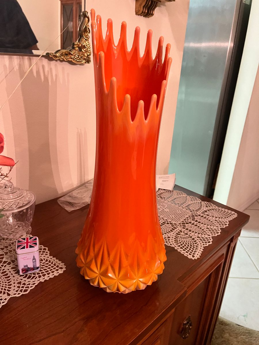 L.E Smith bittersweet diamond butt swung glass vase. Rare