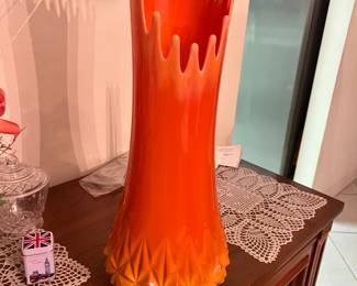 L.E Smith bittersweet diamond butt swung glass vase. Rare