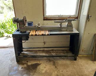 Delta Homecraft Lathe w/stand & chisels.