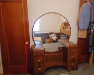 Art Deco dressing table w/mirror.