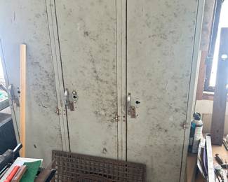 Lockers & cast iron floor grate