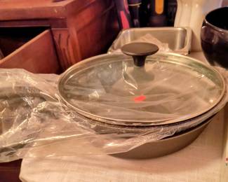 New cast iron skillet with lid