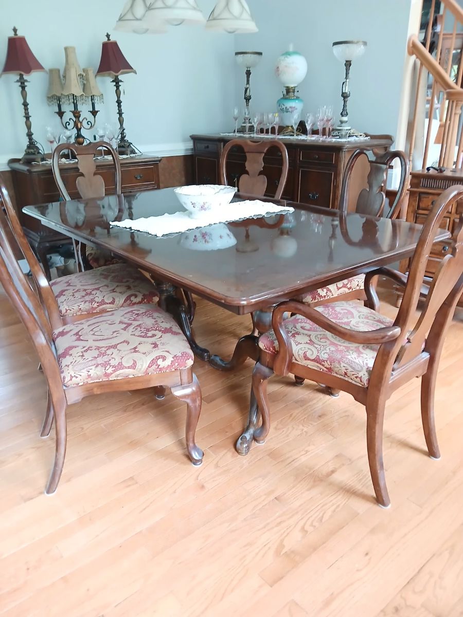 Dining table with 6 upholstered dining chairs. 2 captain's.