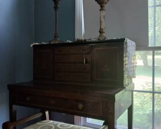 Beautiful desk. I'll try to get a better photo!