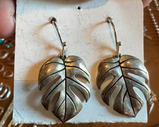 Yes! These are signed James Avery… I can’t find a pair like these anywhere… These must be an older and VERY RARE design. 
