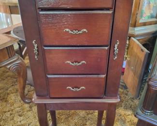 Jewelry dresser