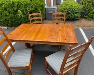 KINCAID TABLE & 4 UPHOLSTERED CHAIRS ( NOT KINCAID)