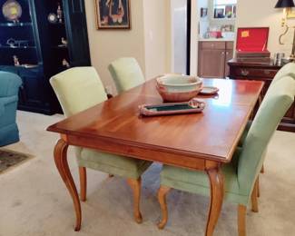MID CENTURY DINING TABLE, 6 UPHOLSTERED CHAIRS, 2 LEAVES & TABLE PADS - EXCELLENT CONDITION