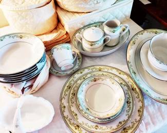 NORITAKE FINE CHINA DINNERWARE SET