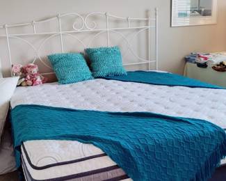 KING SERTA i SERIES BED WITH IRON HEADBOARD