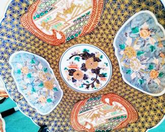 MID-CENTURY JAPANESE IMARI PORCELAIN PLATE