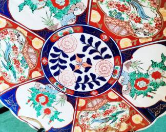 MID-CENTURY JAPANESE IMARI PORCELAIN PLATE