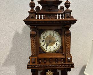 ORNATE EAGLE WALL CLOCK-ONE EDGE OF EAGLE WING IS MISSING