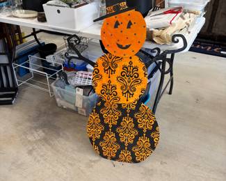 ROUND TOP PUMPKIN/WITCH DECOR