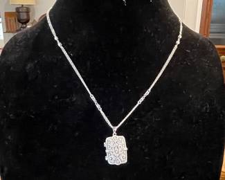 18K GOLD NECKLACE WITH PENDANT