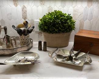NATURAL HORN SPOONS AND UTENSILS, SERVING PIECES WITH HORN HANDLES, PORCUPINE QUILL MIXERS
