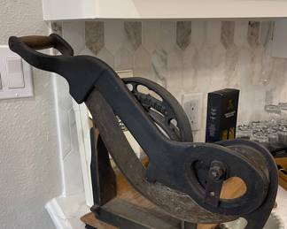 PRIMITIVE BREAD SLICER