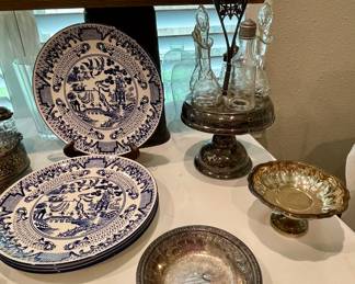 ENGLISH WILLOW EATON FINE DINING BLUE & WHITE PLATES, SILVER PLATE, ANTIQUE VICTORIAN SILVER PLATE CRUET CONDIMENT SET CADDY WITH ETCHED GLASS