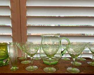 VINTAGE GREEN DEPRESSION GLASSES WITH MATCHING PITCHER, MOSSER GREEN OPALESCENT GLASS ACORN OAK FOOTED SPOONER