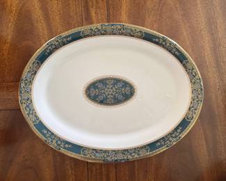 Royal Doulton Carlyle pattern small platter.
Dimensions: Small platter 13.5”w x 10”d