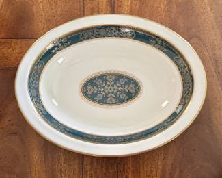 Royal Doulton vegetable bowl Carlyle pattern
Dimensions: bowl 11”w x 8.5”d