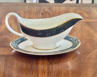 Royal Doulton Carlyle pattern gravy boat and plate. Dimensions: Gravy bowl: 9”w x 3:5”d
Gravy plate 5.6”w x 8.5”l