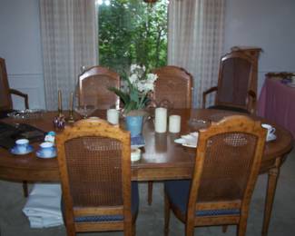 OVAL DREXEL DINING TABLE--HAS THREE LEAVES & SIX CHAIRS