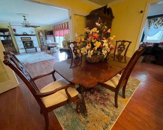 American Drew Table with 2 leafs