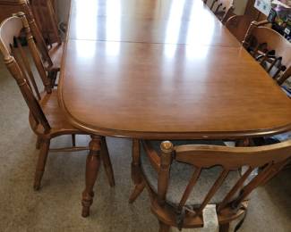 Nice Dining Table with Expansion Leaves and Surface Pads