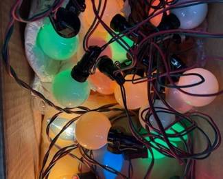 Vintage Christmas lights. Bubble lites. Lamps. Click on the link for more pics. https://modestlambestatesales.hibid.com/