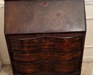 Serpentine desk