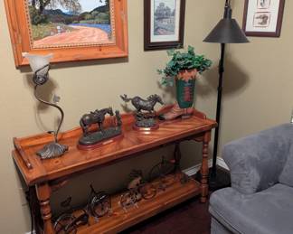 B. Herd artwork, sofa table, floor lamp