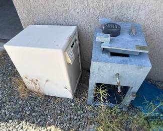 2056  2 Safes 