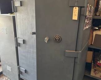1618  Large Rolling Safe 