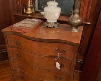 COMODE IN DININGRM