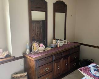 Dresser w/Mirrors