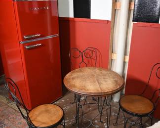 Vintage-Style Wrought Iron Patio Bistro Set – Table + 3 Chairs
Evoke the charm of a 1940s–1950s soda fountain or garden café.
Perfect for a sunny breakfast nook, front porch, or courtyard vignette. The iron has a lightly worn black finish, adding to its vintage appeal without sacrificing integrity or function.