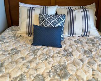 Queen Sleigh Bed, Mattress/BS, Bedding