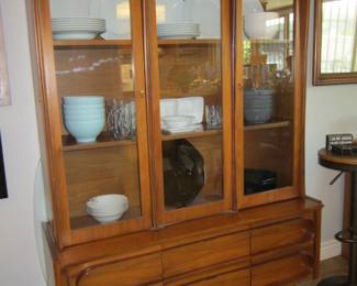 Pulaski,Mid Century Modern Buffet (walnut)
Very good original condition